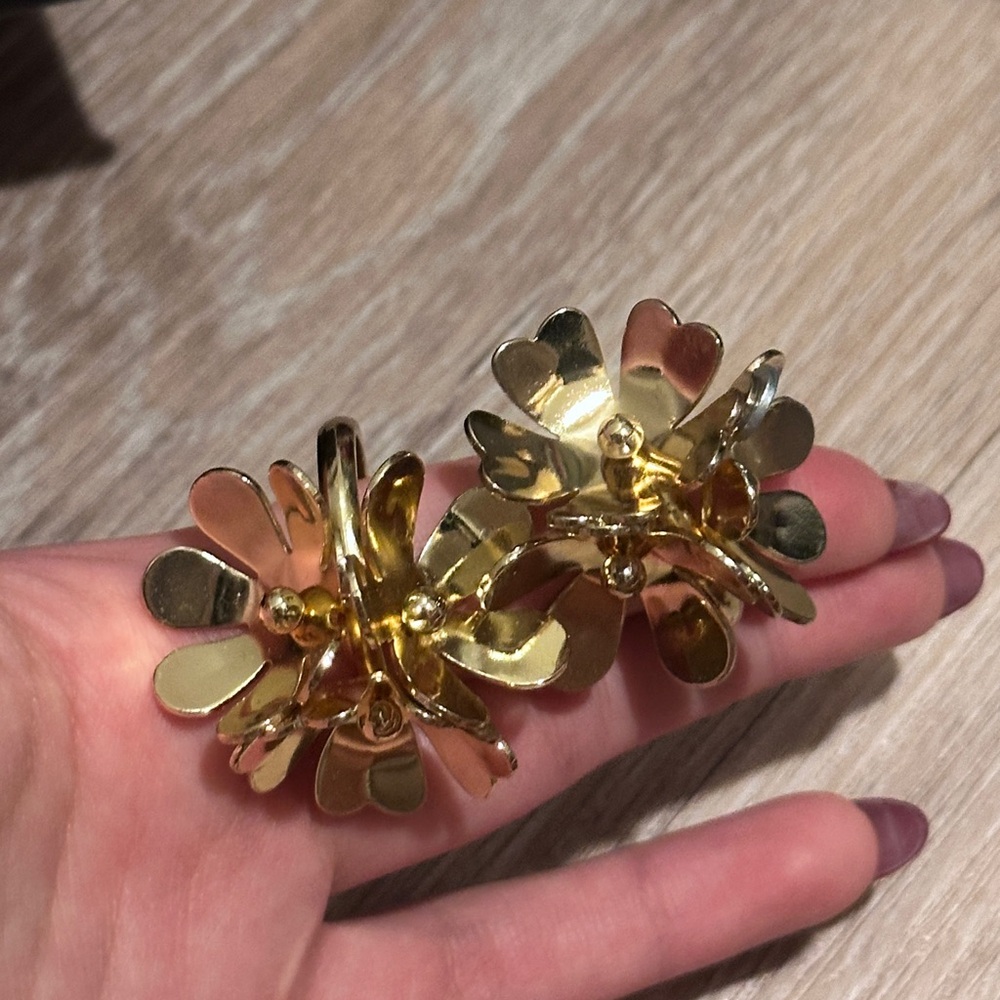 La Hearts Gold Flower Earrings